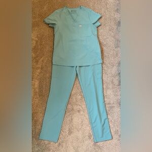 Preowned Figs Scrub Set - Medium Catarina Top & Medium/Tall High Waisted Pants